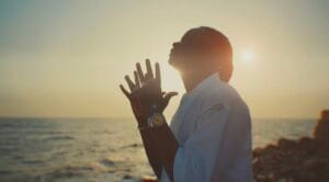 (Clip officiel) – Ashs The Best émerveille ses fans avec « Ngala Way ».