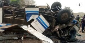 Rond-point EMG : Un bus TATA s&rsquo;est renversé, un mørt…