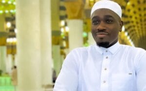 (Photos)- Le rappeur Eljaz tout saint, tout pieux et tout élégant en mode Djellaba