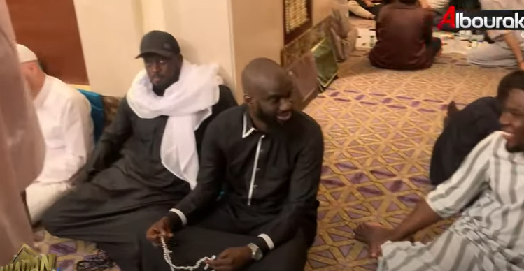(Vidéo)- Aziz Ndiaye, Baye Ndiaye et Aicha Rassoul dévoilent leur Ndogou spécial à La Mecque