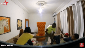 Prank Star : Yamba bi kouko Mom ? Coup de poing, Omaro malmène deux hommes