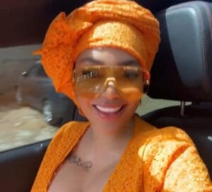 (Vidéo) : Adja Diallo pulpeuse en robe orange décolletée