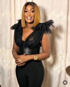 (Photos)- La chanteuse Titi se moule dans une combinaison noire