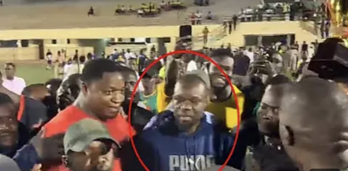 (Vidéo) – Le PM Ousmane Sonko débarque en mode surprise lors d’un match de foot à…