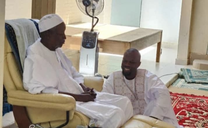 Touba : Ousmane Sonko rend visite à Serigne Cheikh Saliou Mbacké.