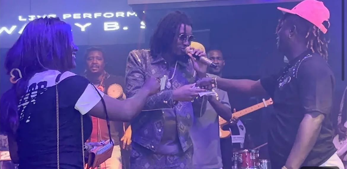 (Vidéo) – Après la réconciliation, Pawlish fait un grand show à la soirée de Wally.