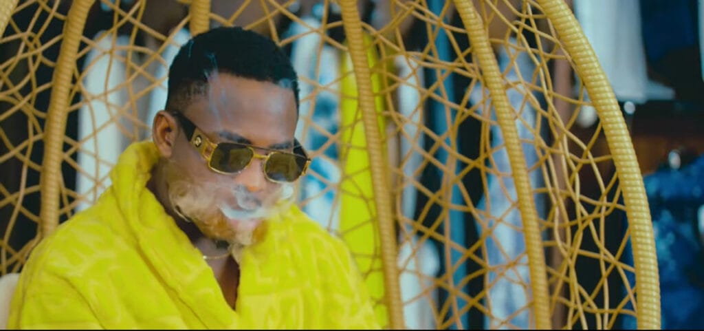 (Clip officiel)- « Laisse les parler » : la nouvelle mélodie de Sidy Diop, où les mots dansent et les critiques se taisent