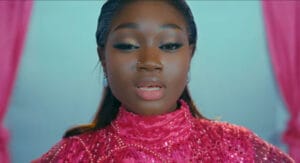 (Clip officiel): Ndakhté Lo brille dans «Glow Up»
