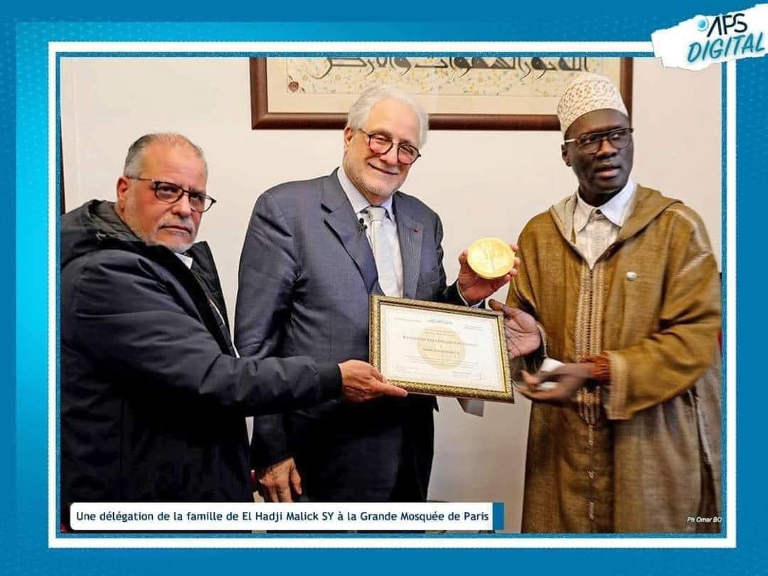 Le Recteur de la Grande Mosquée de Paris décerne la médaille de « Bâtisseurs des Mosquées » à El Hadji Malick Sy