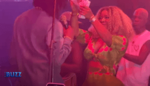 (Vidéo) – L’ivoirienne Carmen Sama chauffe la scène de Wally Seck avec sa bobaraba débordante