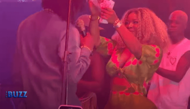 (Vidéo) – L&rsquo;ivoirienne Carmen Sama chauffe la scène de Wally Seck avec sa bobaraba débordante