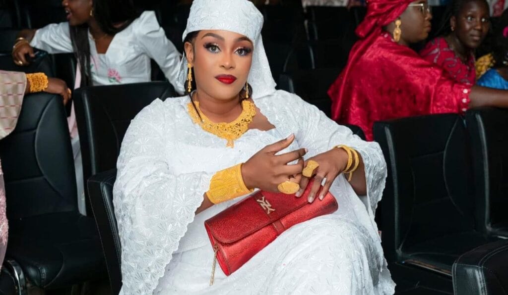 Photos)- L’actrice Adja brille en or