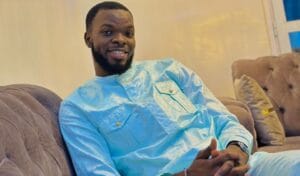 (Photos)- Momo Wade, le nouveau charme de la RTS1, éblouit en bleu