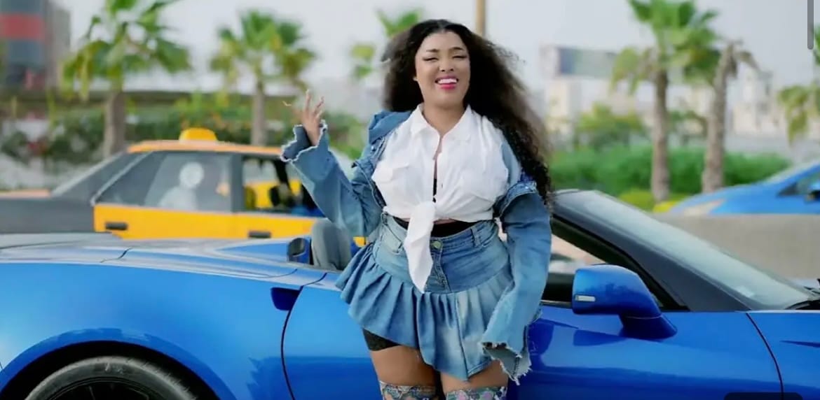 (Clip officiel) – Aïcha Koné tape trop fort avec un magnifique clip, « Djongué ».