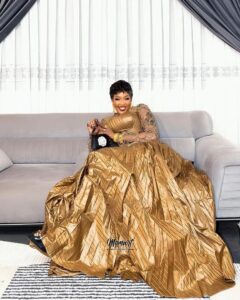 (04 photos) : Ya Awa Rassoul étincelante en robe sur mesure