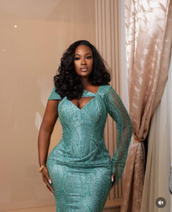 (04 photos) : La robe  de Rita Hora fait sensation sur la toile