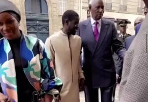 (Vidéo) : Le geste noble du Pr Diomaye Faye envers Pr Abdou Diouf