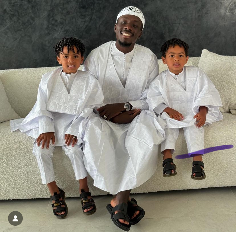 (05 photos) : Idrissa Gana Gueye et ses fils élégants en boubou blanc