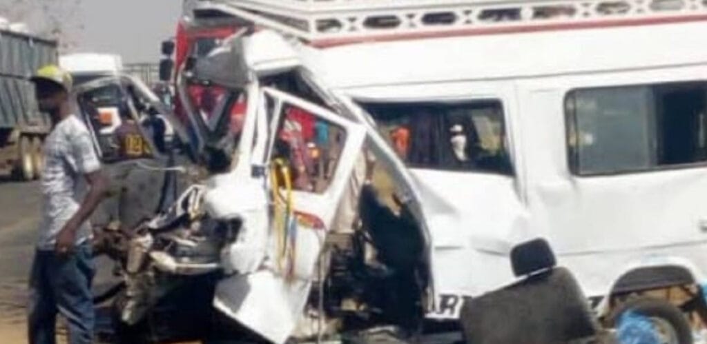 (Vidéo) – Autoroute à péage : 2 Ndiaga Ndiaye qui faisaient une course se…