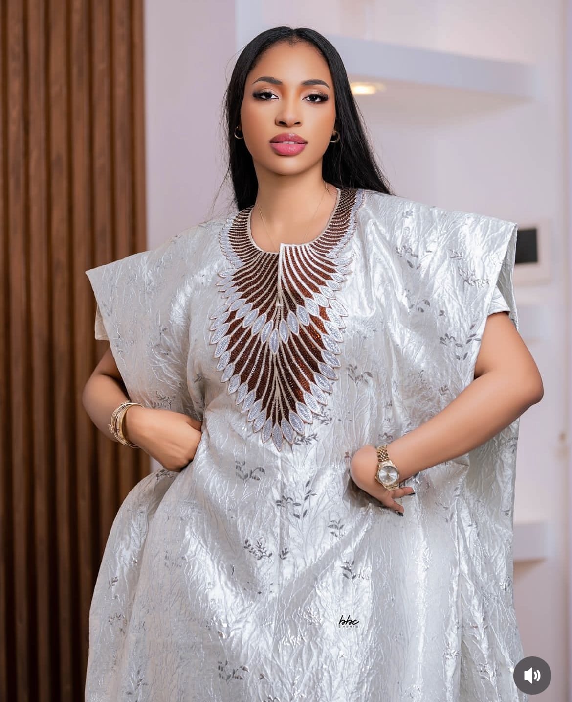 (Photos)- Amy Léa brille par son élégance dans une tenue très chic.