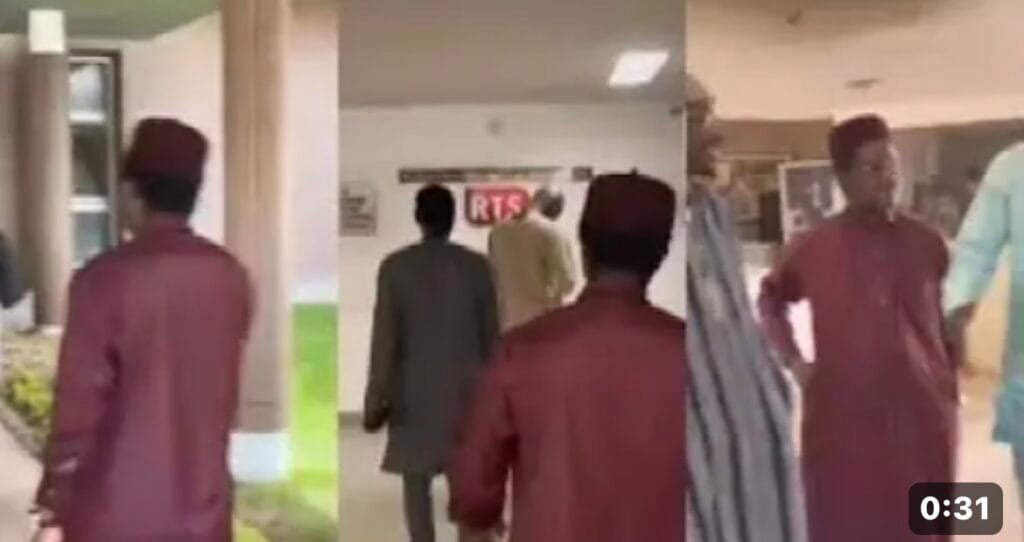 (Vidéo) – Cheikh Bara Ndiaye aperçu dans les locaux de la RTS…