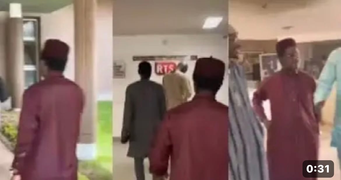 (Vidéo) – Cheikh Bara Ndiaye aperçu dans les locaux de la RTS…