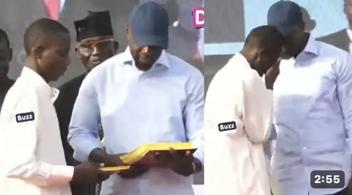 (Vidéo) – Cet ancien prisonnier offre le Coran à Sonko et fond en larmes…