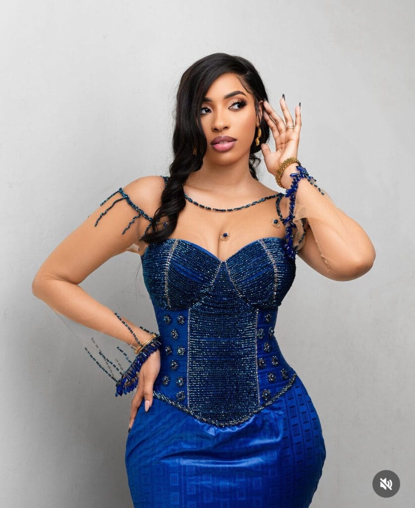(Photos)- Amy Lea captive la Tabaski avec une robe à la traîne