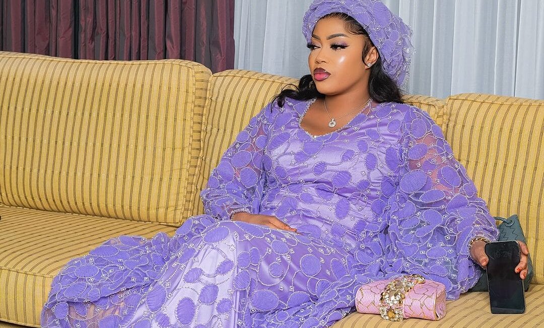 (06 Photos) : Splendide en mauve Sokhna Aida Diallo prépare déjà le Magal 2024