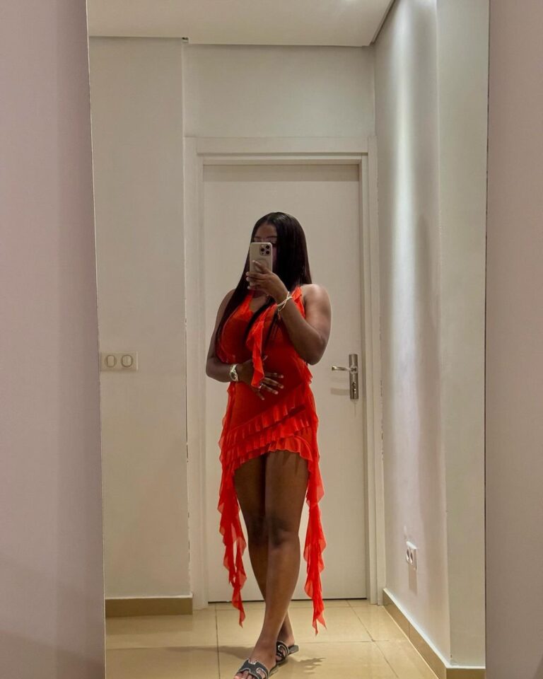 (Photos) : Virginie réapparait so $exy en petite robe
