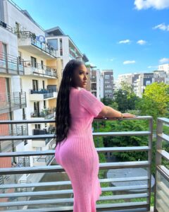 (03 photos) : Les internautes craquent pour la robe bonbon de Rita Hora