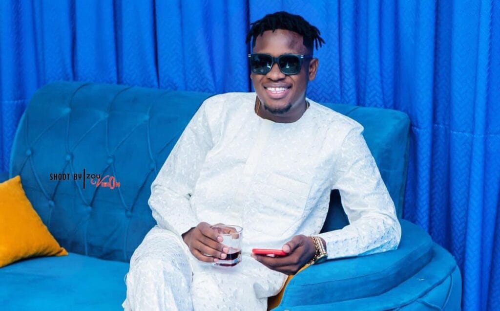 Tabaski 2024 : Le jeune chanteur Pape Bilal éblouit en blanc