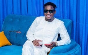 Tabaski 2024 : Le jeune chanteur Pape Bilal éblouit en blanc