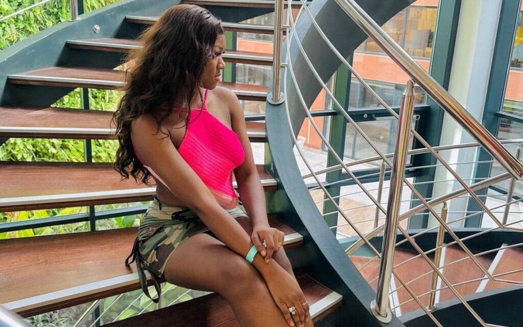 (Photos)- Look audacieux : La chanteuse Ouly captive en mini-jupe et crop top rose