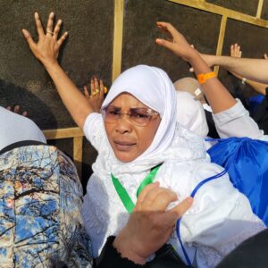 (02 photos) : Mame Diarra Fam pose devant la Kaaba à La Mecque