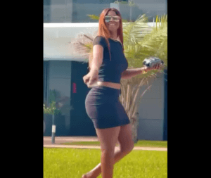 Vidéo : Crop top, poth en l&rsquo;air, démarche de la gloire, Mia Guissé se la joue §exy