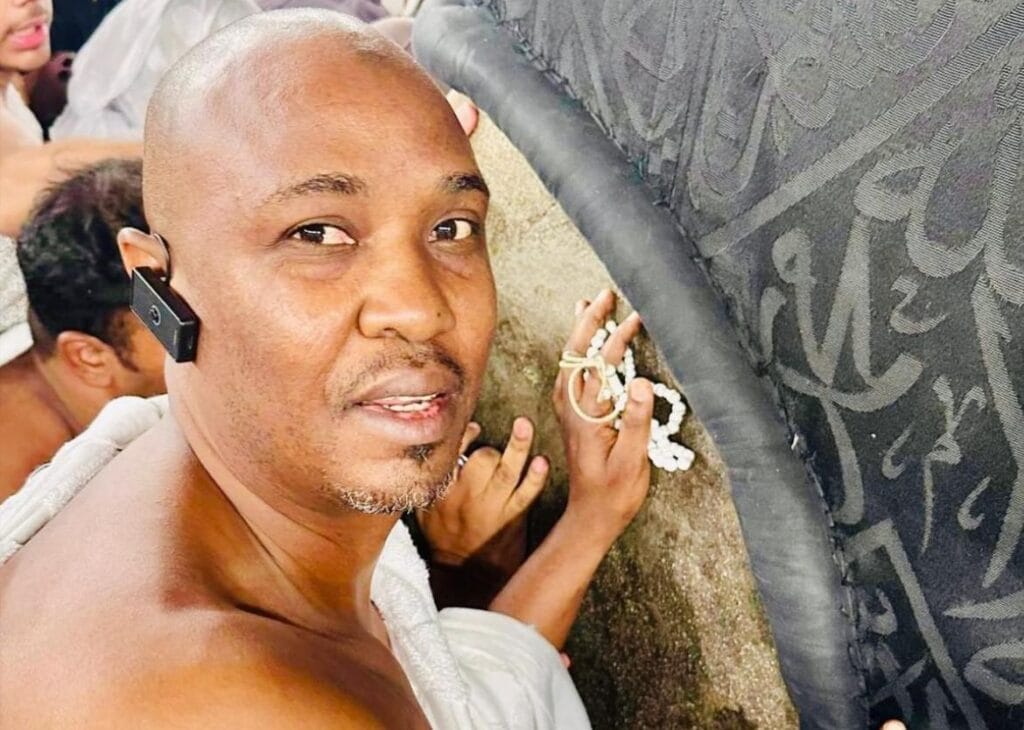 Arrêt sur image: L’animateur Cheikh Sarr pose devant la Kaaba