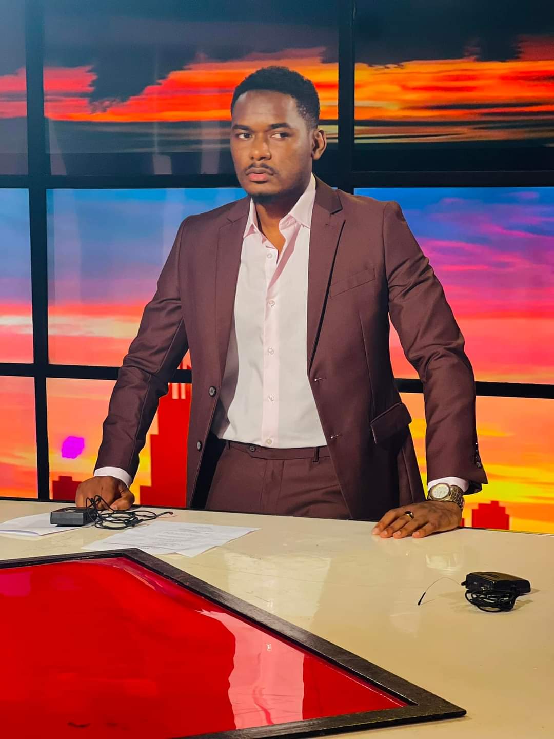 Classe et chic, le présentateur El Habib Mvp charme ses followers