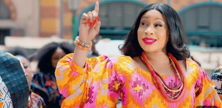 (Clip officiel) – « Defma Reine », Aïda Samb merveille ses fans…