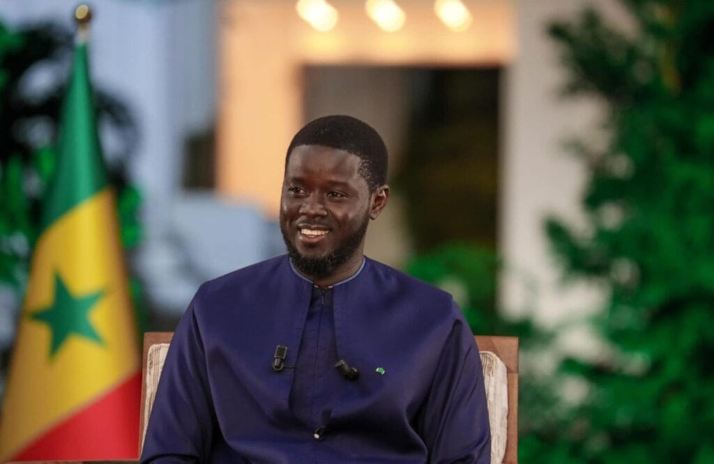 Face à la presse, Diomaye a captivé l’attention avec sa tenue africaine (Photos)