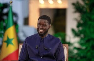 Face à la presse, Diomaye a captivé l’attention avec sa tenue africaine (Photos)