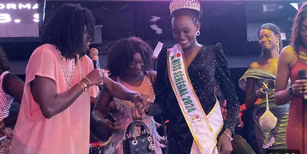 (Vidéo) – Wally Seck dédie une belle chanson à la Miss Sénégal 2024…