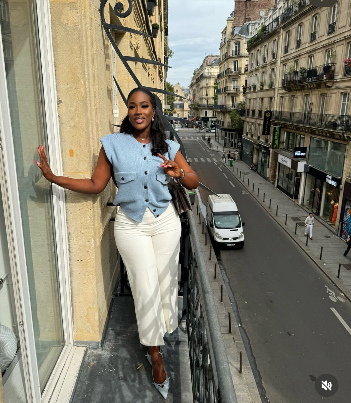 (Photos)- L’actrice Rita Hora dévoile son élégance à Paris.