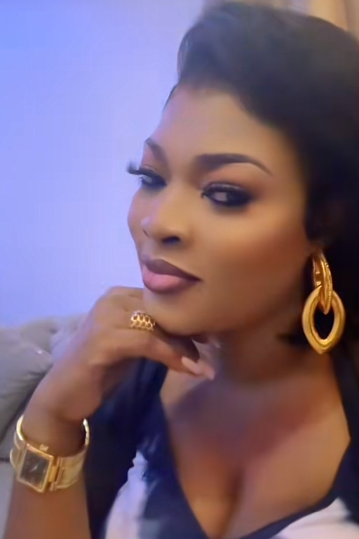 Boury Bathily, l’épouse de Balla Gaye, se débarrasse de son voile.