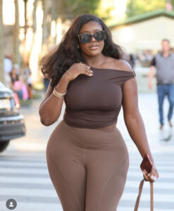(Vidéo) : Aadjah Everywhere dégaine dans les rues de Paris avec son legging