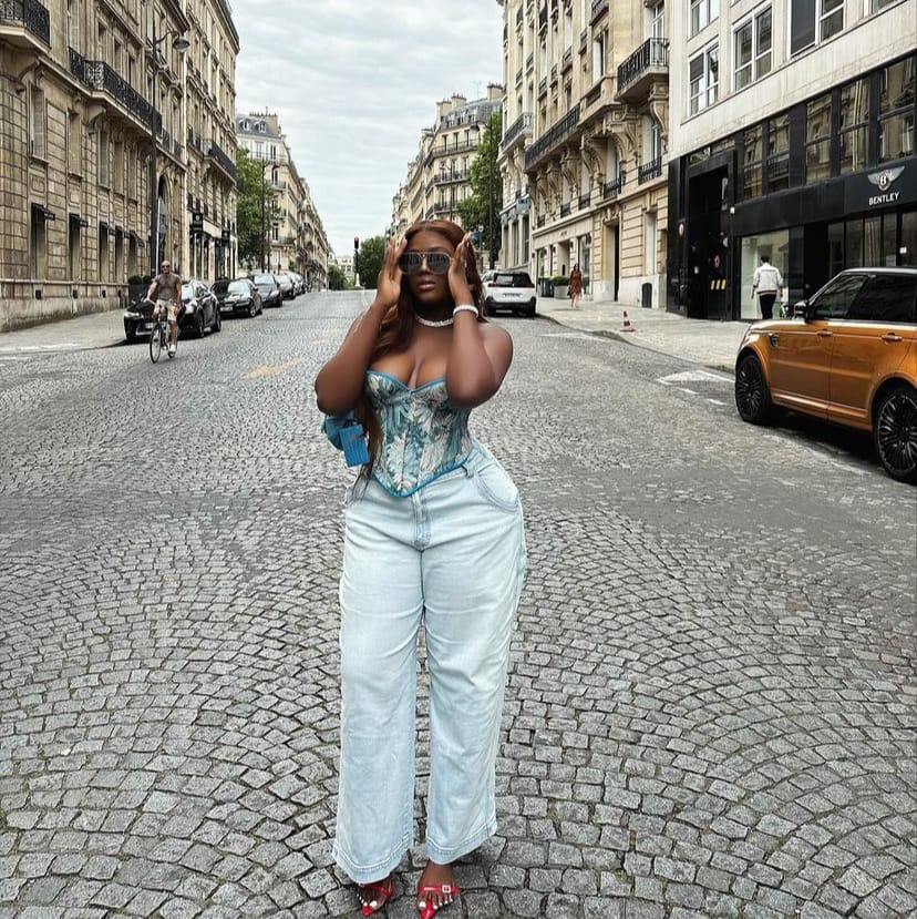 (04 photos) : Aadjah Everywhere frappe encore fort en France