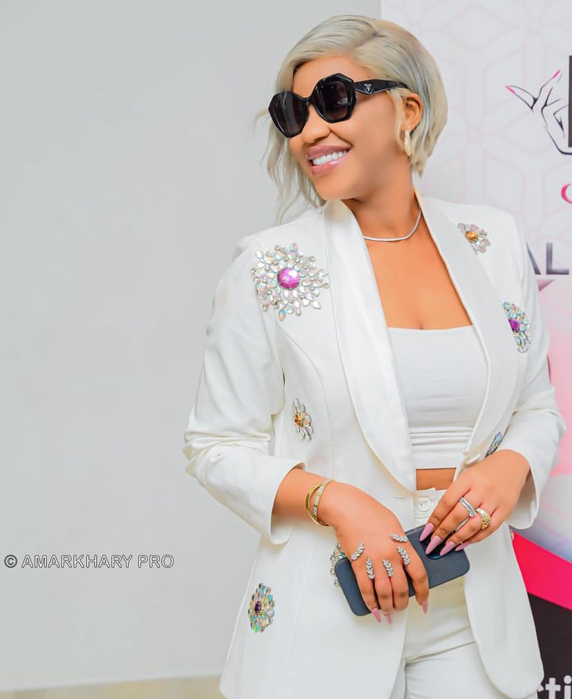 (03 photos) : Clara Gaye super canon en blanc