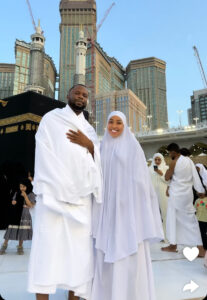 (03 photos) – Oumra à La Mecque : L&rsquo;incroyable cadeau de mariage de Adama Bèye à Zeyna Ndour
