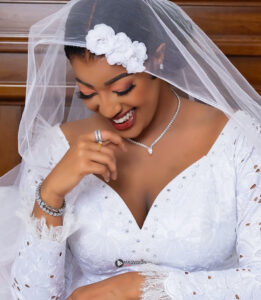 Sans poses ongles, les belles photos de mariage Betty planent sur toile.