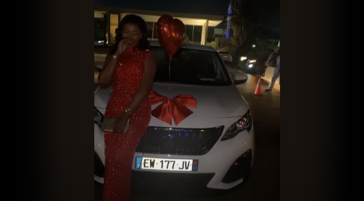 (Vidéo) : L’incroyable anniversaire de Bijou Ndiaye Tfm. Regardez son énorme cadeau !